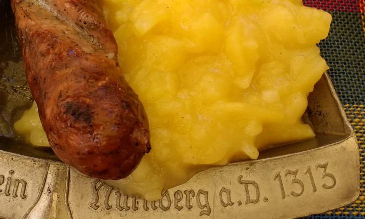 Bratwurst Glocklein Norimberga Nurnberger Rostbratwurste con patate