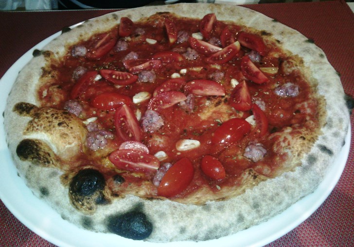 pizza rossa ristorante italiano Cuore Rosso Paros