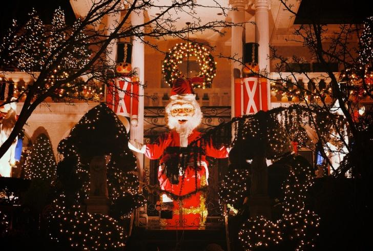 luminarie NYC Dyker Heights babbo Natale