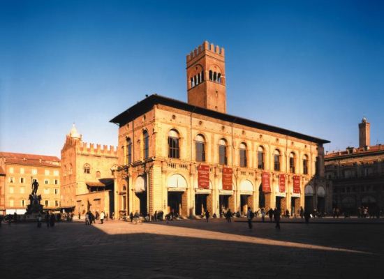 Bologna-palazzo-re-Enzo-piazza-Maggiore