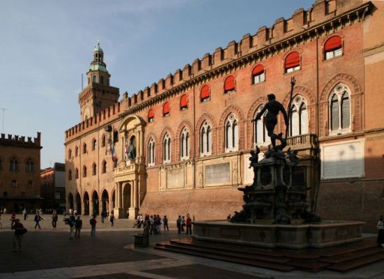 Bologna-piazza-Maggiore-palazzo-Accursio