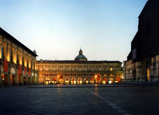 Bologna-piazza-Maggiore-palazzo-dei-banchi
