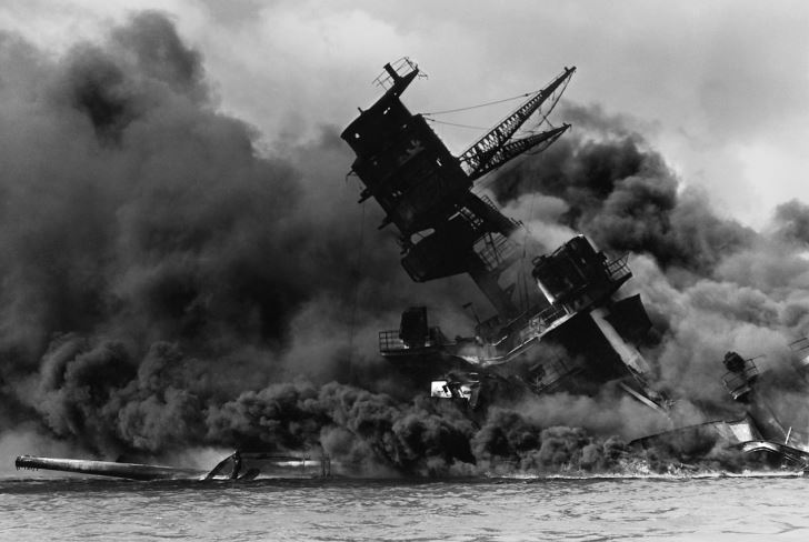 USS Arizona 1941 in fiamme attacco