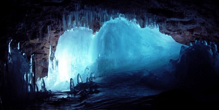 Risultati immagini per grotta di ghiaccio